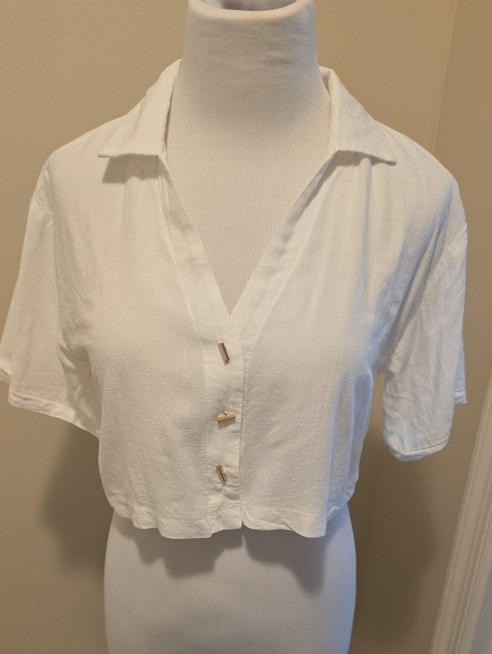 iris White Cropped Button-Front Collared Top
